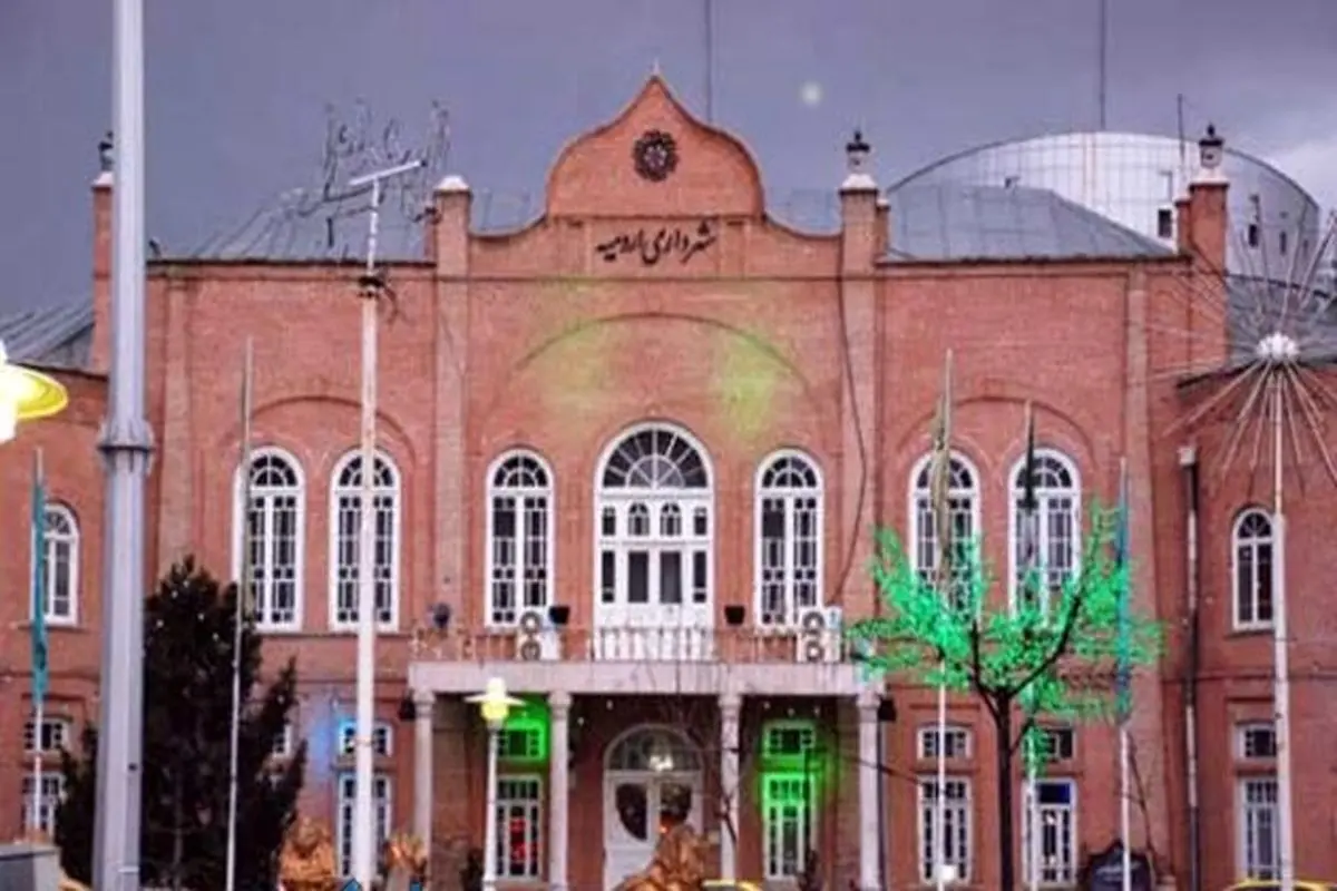 حاشیه‌سازی تازه در ارومیه | استفاده جنجالی از مجسمه سعدی برای نصب بنرهای شهری +تصویر