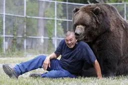 حمله خرس به یک خانه و درگیری با صاحبخانه!+ویدئو