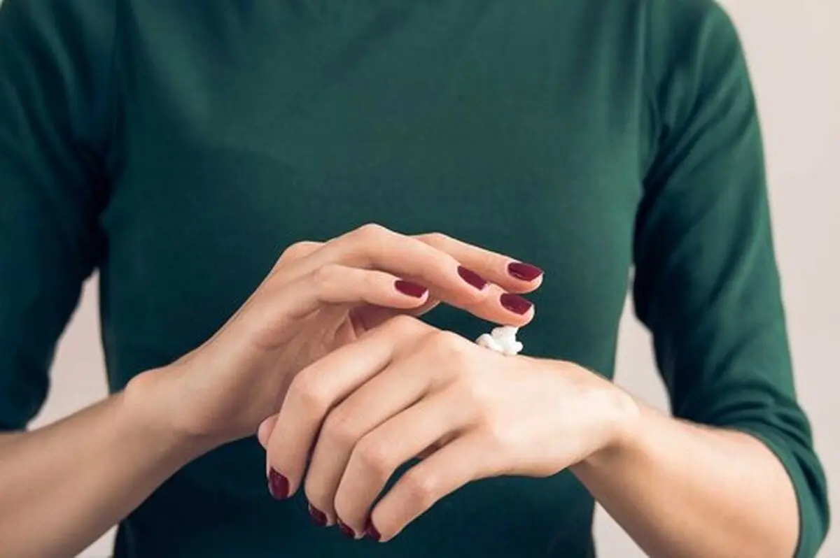 چگونه با خشکی پوست در پاییز کنار بیام؟ | راه حل قطعی برای درمان خشکی پوست
