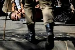 دیدنی های امروز؛ از پایین آوردن گاوها تا تانک واژگون