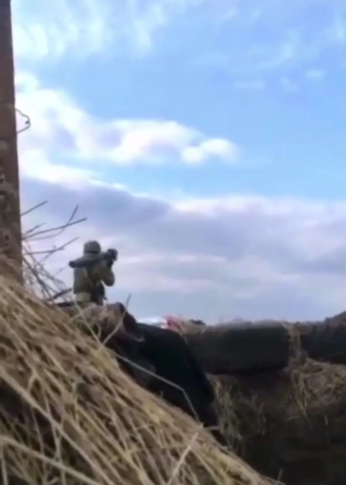 تلاش ناموفق سرباز اوکراینی در ساقط کردن جنگنده روسی+ویدئو