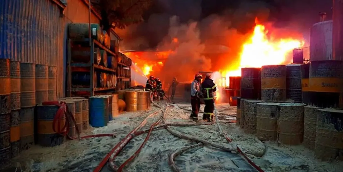 آتش‌سوزی گسترده در کارخانه تینر ورامین+ویدئو