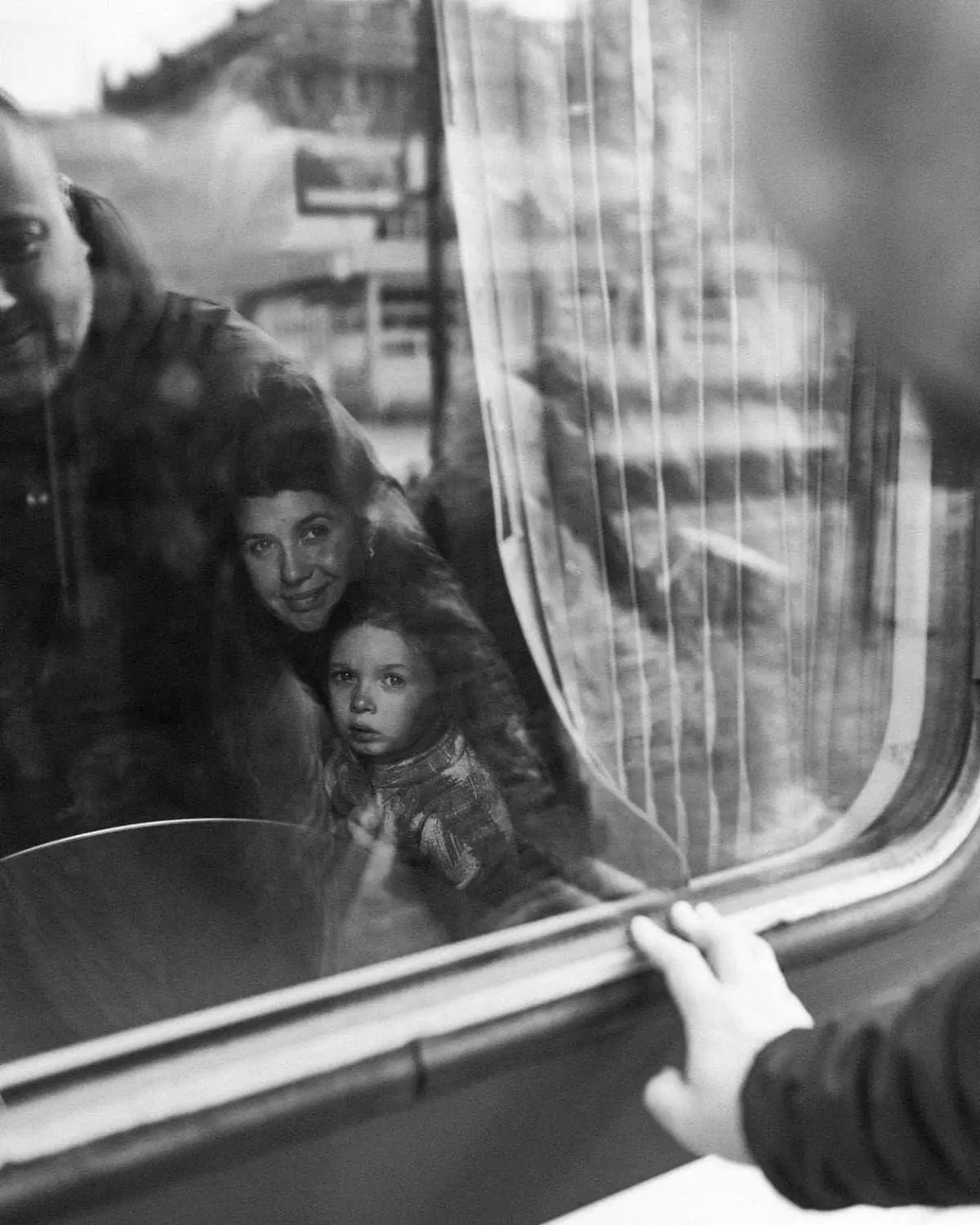 تصاویری تلخ از خداحافظی با زنان و کودکانی که شهر را ترک می کنند