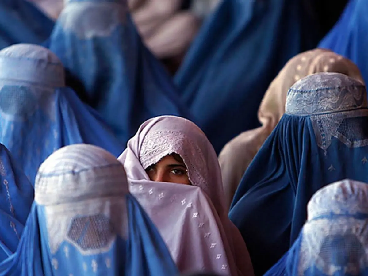 محدودیت ‌‌های جدید طالبان برای زنان | نداشتن حق استفاده از تاکسی‌های دربستی