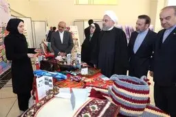 تصویری از بازدید رئیس‌جمهور از نمایشگاه توانمندی‌های زنان 