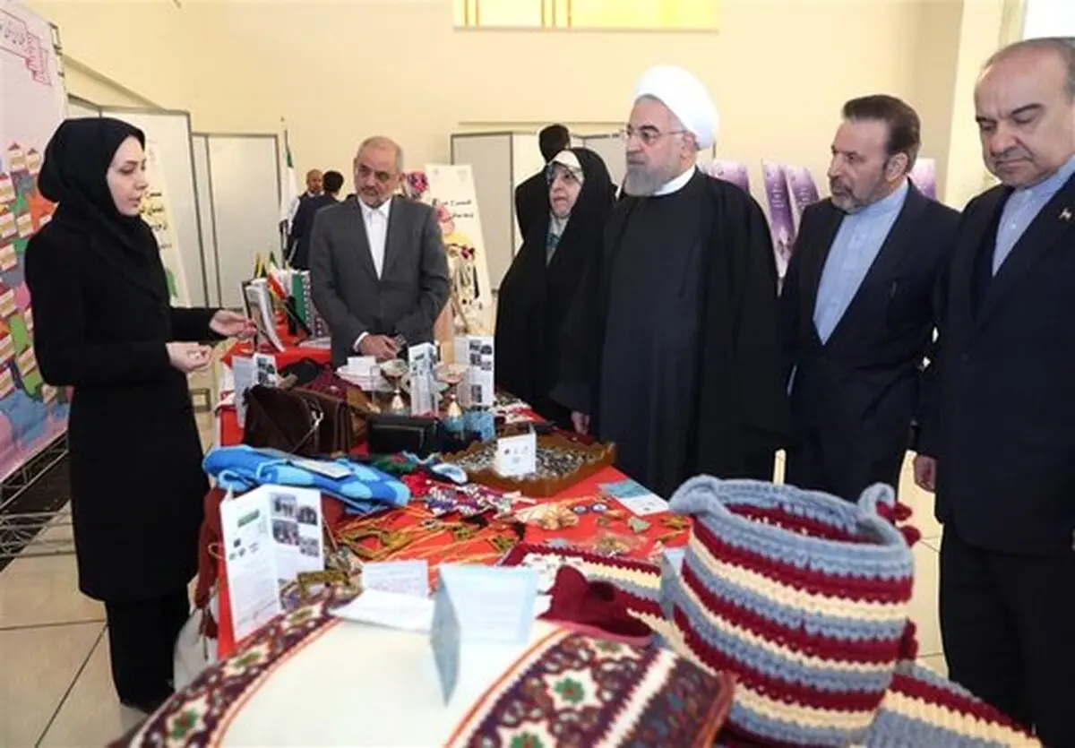 تصویری از بازدید رئیس‌جمهور از نمایشگاه توانمندی‌های زنان 