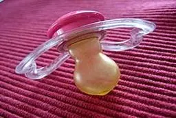 پستانک خوردن دختر 21 ساله | آزار جنسی در کودکی باعث رفتار های کودکانه این دختر جوان شد