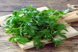 با این ترفند سبزی خوردن تا دو ماه مثل روز اولشه! | با یدونه حبه قند همیشه سبزی خوردن تر و تازه خواهی داشت! + ویدئو