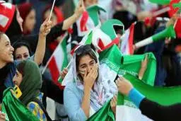 حال و هوای جایگاه هواداران زن پس از جلو افتادن ایران از عراق+ویدئو