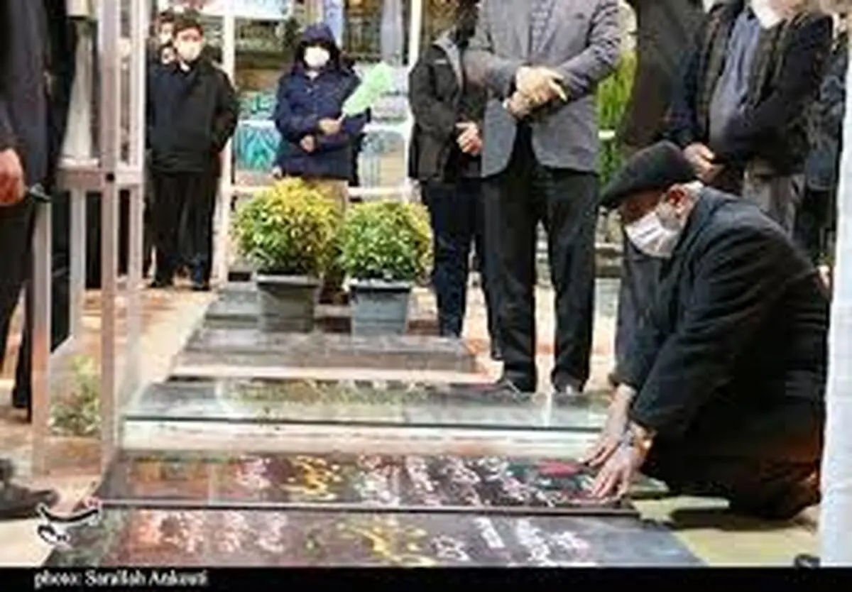 
سردار قاآنی در جوار مزار شهید سلیمانی | انتقام خون حاج قاسم را می‌گیریم
