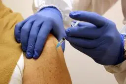 پاسخ وزارت بهداشت به ابهاماتی درباره روند تزریق واکسن کرونا