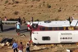 واژگونی مینی‌بوس حامل دانش‌آموزان تیزهوش | مصدومیت ۲۶ دانش‌آموز تیزهوش در پی واژگونی مینی‌بوس