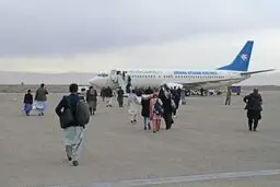 طالبان از سوار شدن زنان بدون همراه محرم در پروازهای خارجی جلوگیری می‌کند 