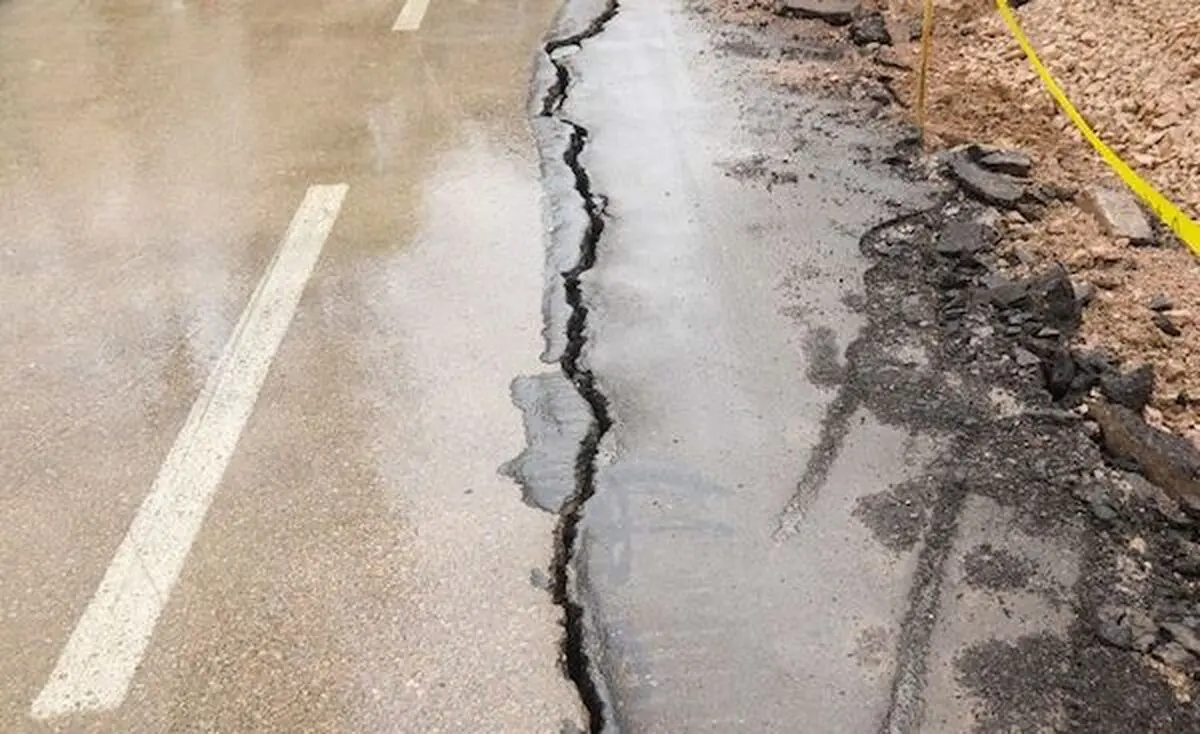 یک دستگاه خودرو در گودال فرو رفت +عکس