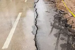 یک دستگاه خودرو در گودال فرو رفت +عکس