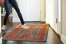اگه مدام روی فرش خونتون لیز میخوری ببین! | ترفند درست کردن سُرگیر خانگی +ویدئو