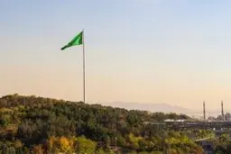 
بزرگترین پرچم کشور در شب عید غدیر سبز شد
