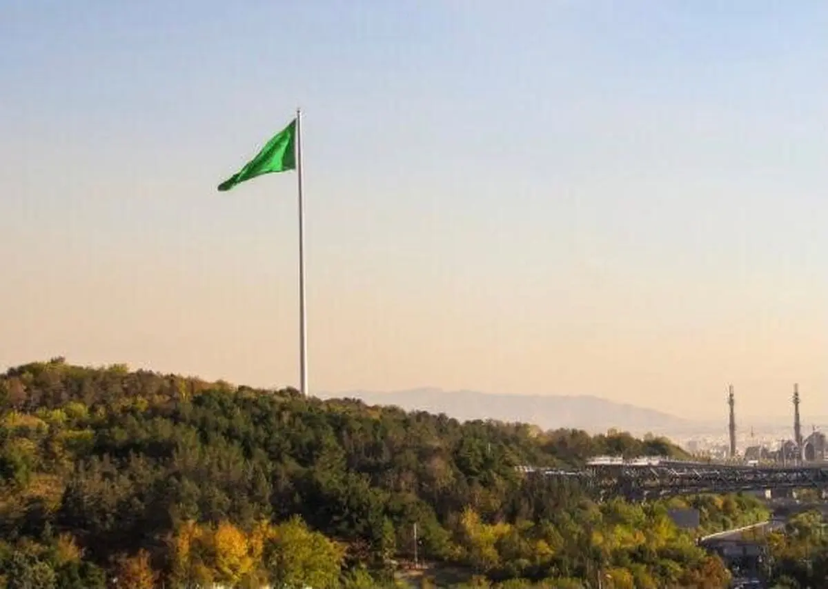 
بزرگترین پرچم کشور در شب عید غدیر سبز شد
