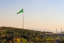
بزرگترین پرچم کشور در شب عید غدیر سبز شد
