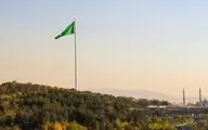 
بزرگترین پرچم کشور در شب عید غدیر سبز شد
