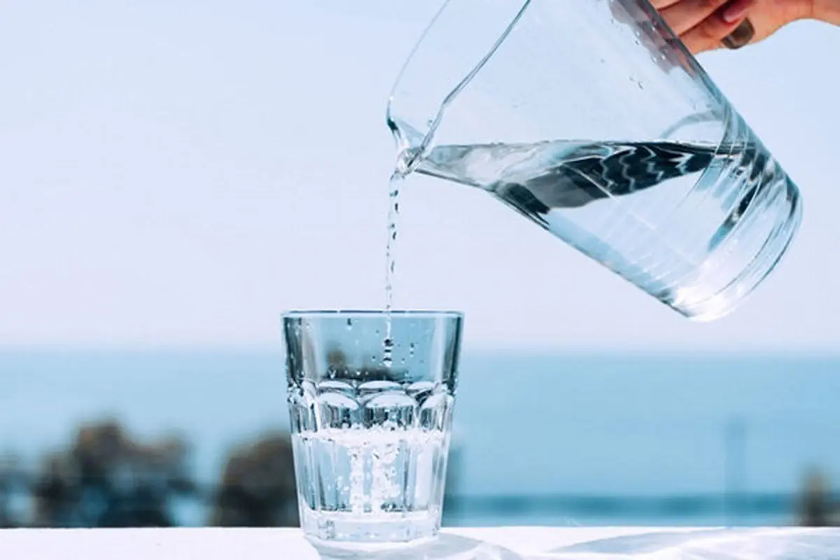واقعا مجبوریم روزانه ۸ لیوان آب بنوشیم؟ | نوشیدن کم یا زیاد آب چه ضررهایی دارد؟
