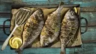 بیا تا بهت یاد بدم چطور یک ماهی کباب خوشمزه بدون منقل بپزی! | طرز تهیه ماهی کباب رژیمی +ویدئو