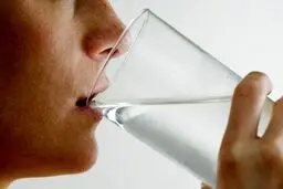 خواص نوشیدن آب گرم با معده خالی