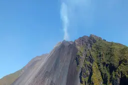  اقدام عجیب جوان یمنی بر لبه دهانه آتشفشان +فیلم