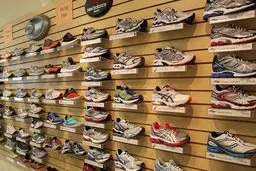 دزدان کم عقل | سرقت دویست کتانی که همه برای پای راست بودند! + جزئیات