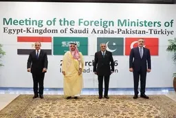 ادعای رویترز: ترکیه، مصر و عربستان ممکن است کنسرسیومی برای مدیریت جریان نفت در تنگه هرمز تشکیل دهند | پاکستان اعلام کرده که در این کنسرسیوم شرکت نخواهد کرد 