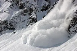  در حوالی دربند ساعاتی پیش ریزش بهمن
