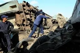 بی‌احتیاطی سوزن‌بان در قزوین حادثه آفرید  |  برخورد قطار مسافری و باری
