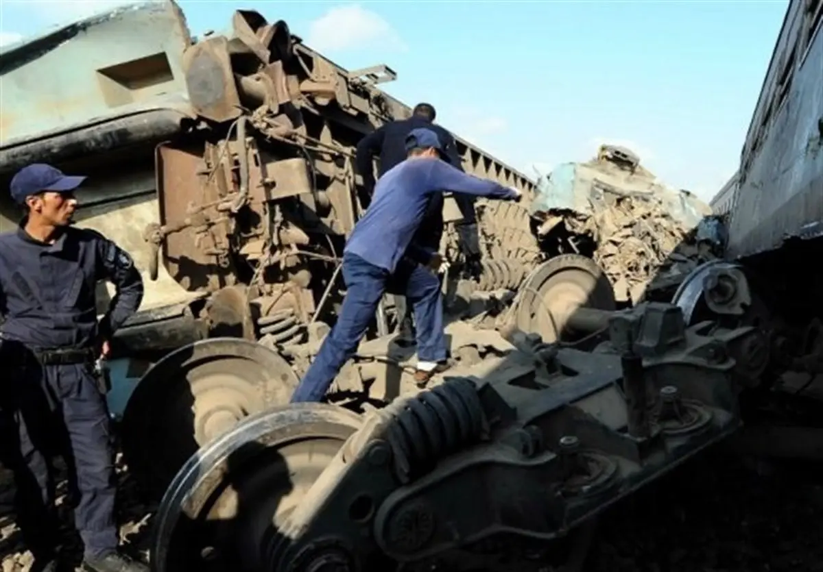 بی‌احتیاطی سوزن‌بان در قزوین حادثه آفرید  |  برخورد قطار مسافری و باری
