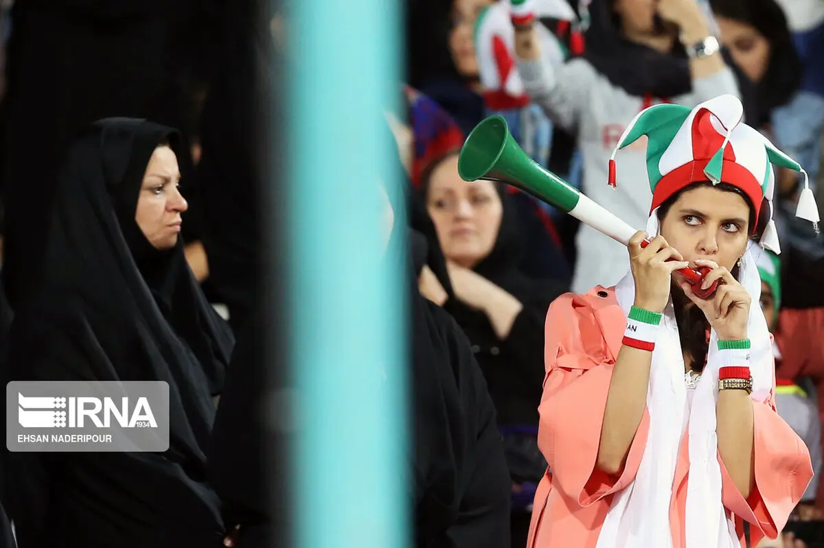 روایت دستفروش زن ورزشگاه آزادی؛ از درآمد میلیونی تا امید برای حضور مجدد
