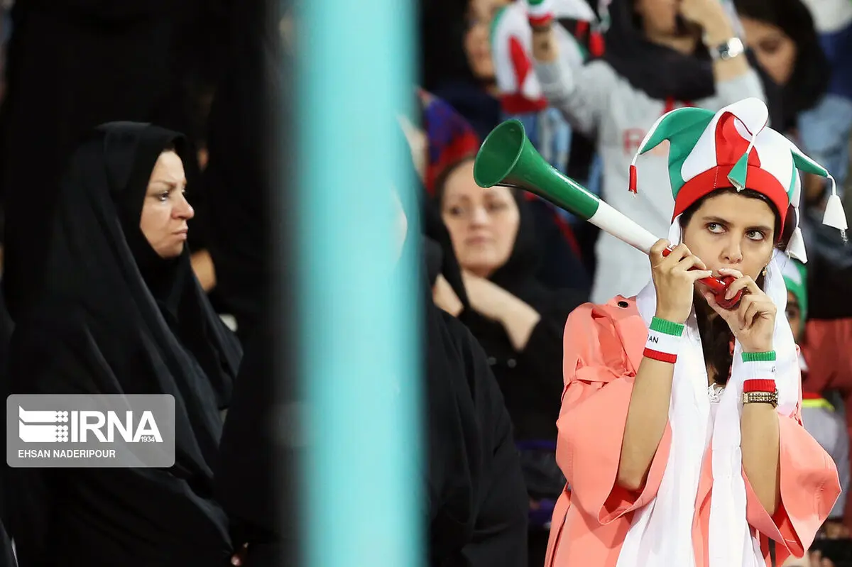 روایت دستفروش زن ورزشگاه آزادی؛ از درآمد میلیونی تا امید برای حضور مجدد