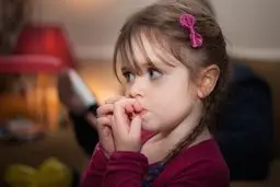 می‌توانید ناخن‌هایتان را بجوید! | فواید عجیب جویدن ناخن که قطعاً نمی‌دانستید!