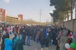 پاشیدن اسپری فلفل به صورت دختران و زنان جلو درب ورزشگاه در مشهد! + ویدئو 