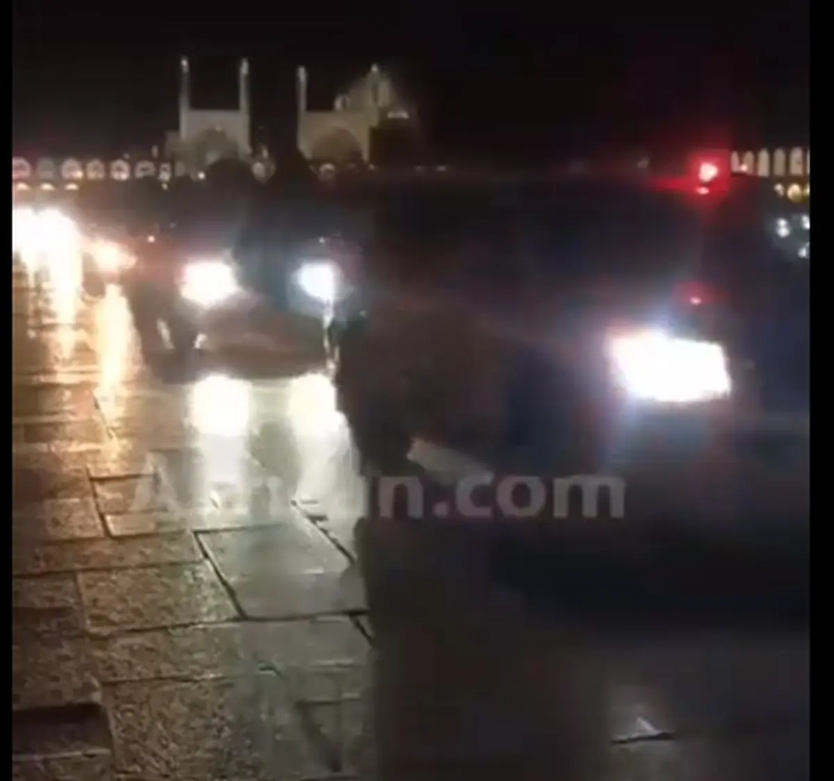 ویدیو: ورود مسوولین با خودرو به میدان نقش جهان اصفهان