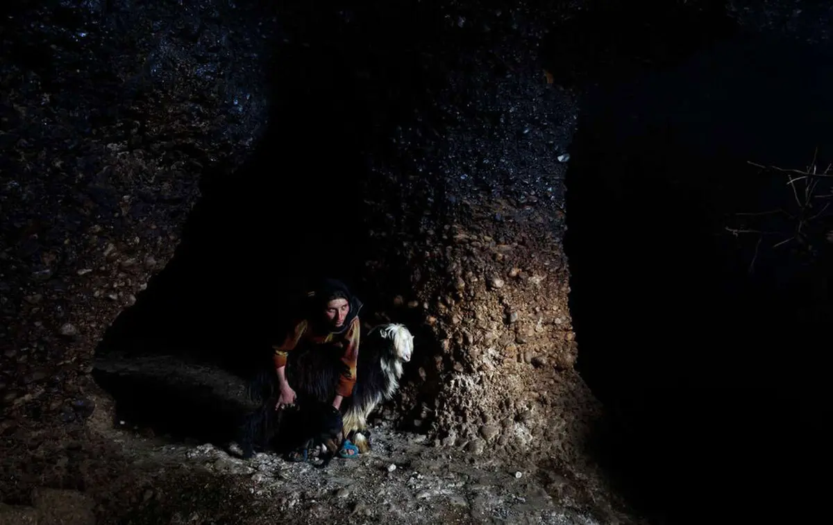 زندگی دو خانواده غارنشین در خوزستان