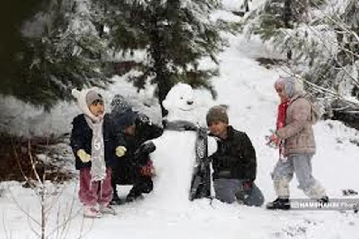 برف بازی مردم در میدان نقش جهان | صحنه‌های فراموش‌نشدنی از شادی مردم اصفهان +ویدئو