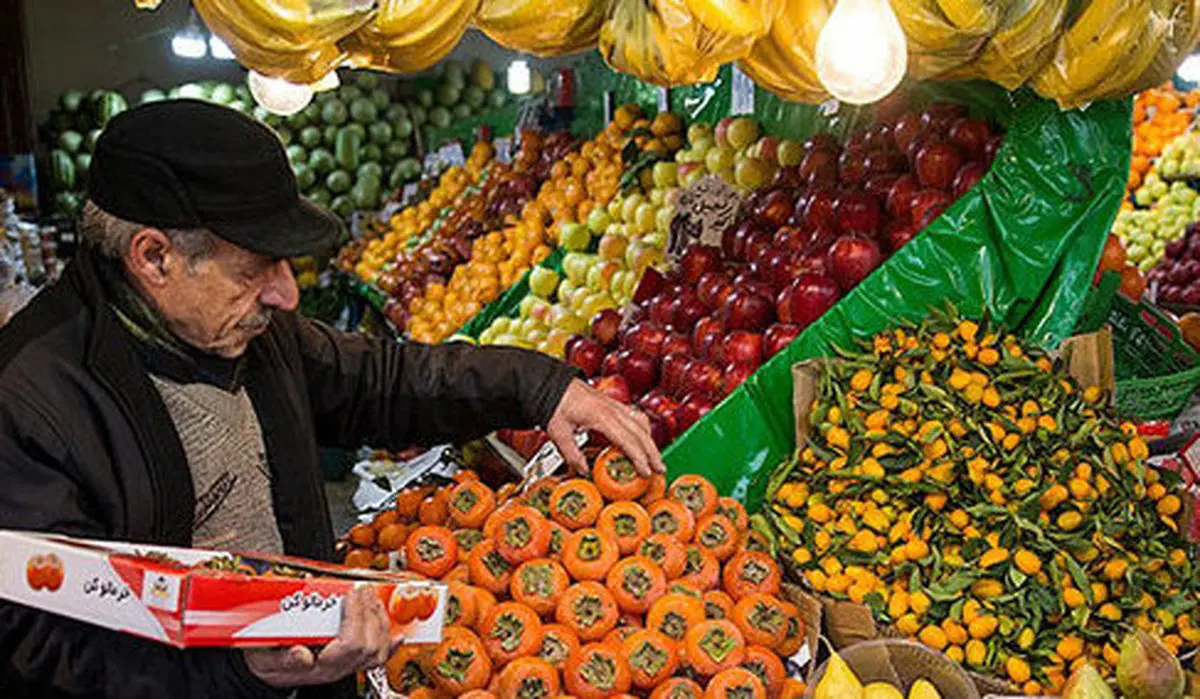 رییس اتحادیه میوه و تره بار مشهد: برخی از مردم دیگر توان خرید میوه را ندارند| افزایش قیمت میوه عدم خرید مردم را به همراه داشته است 