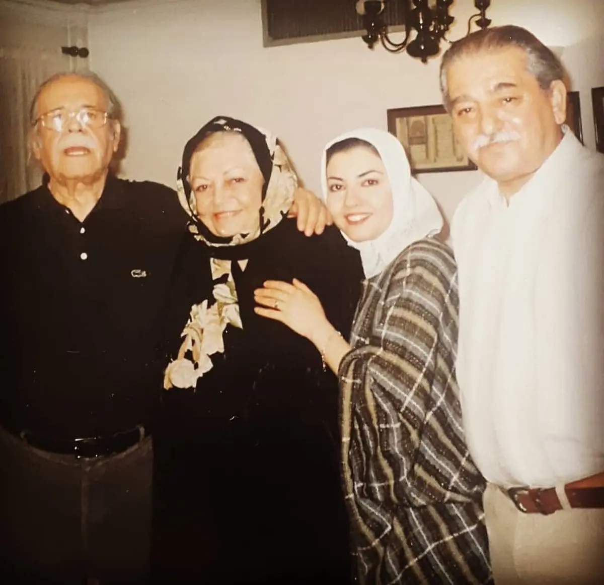 تصویری قدیمی از آناهیتا همتی در کنار ۳ بازیگر پیشکسوت