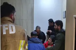 عکس هایی از خروج بیماران از بیمارستان گاندی | حریق از «نما» شروع شده بود +ویدئو