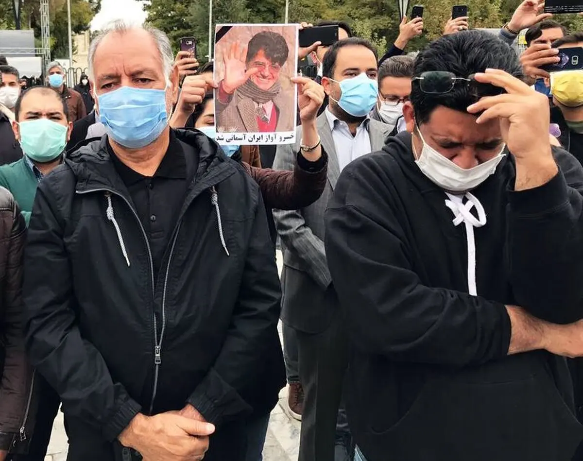 
انتظار دوستداران مرحوم شجریان در آرامگاه فردوسی

