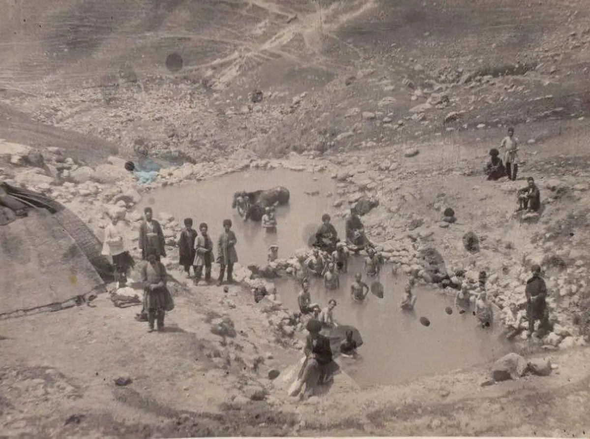 تصویر بسیار قدیمی از مردم در کنار چشمه آب گرم سرعین در زمان قاجار!