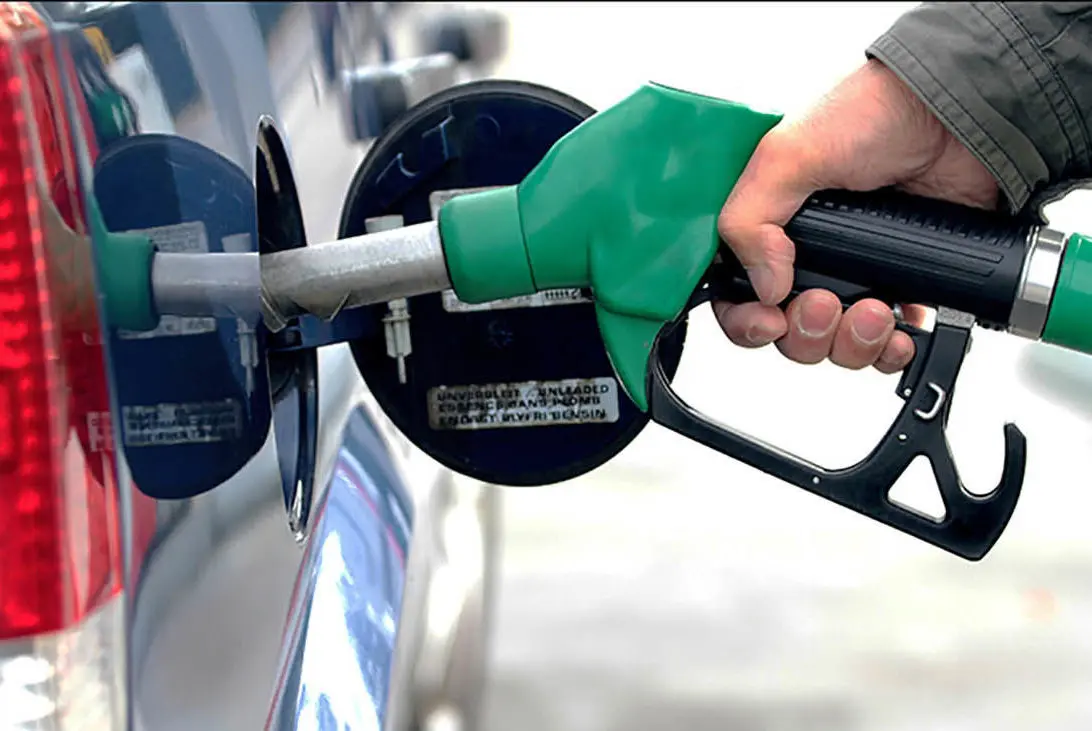 تصویری که قطب‌بندی اجتماعی را عمیق‌تر کرد | توزیع سیار بنزین سوپر در تهران میان فقر و اشرافی‌گری