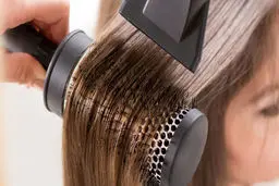 این کارهای غلط  شوره سر را زیاد می کند