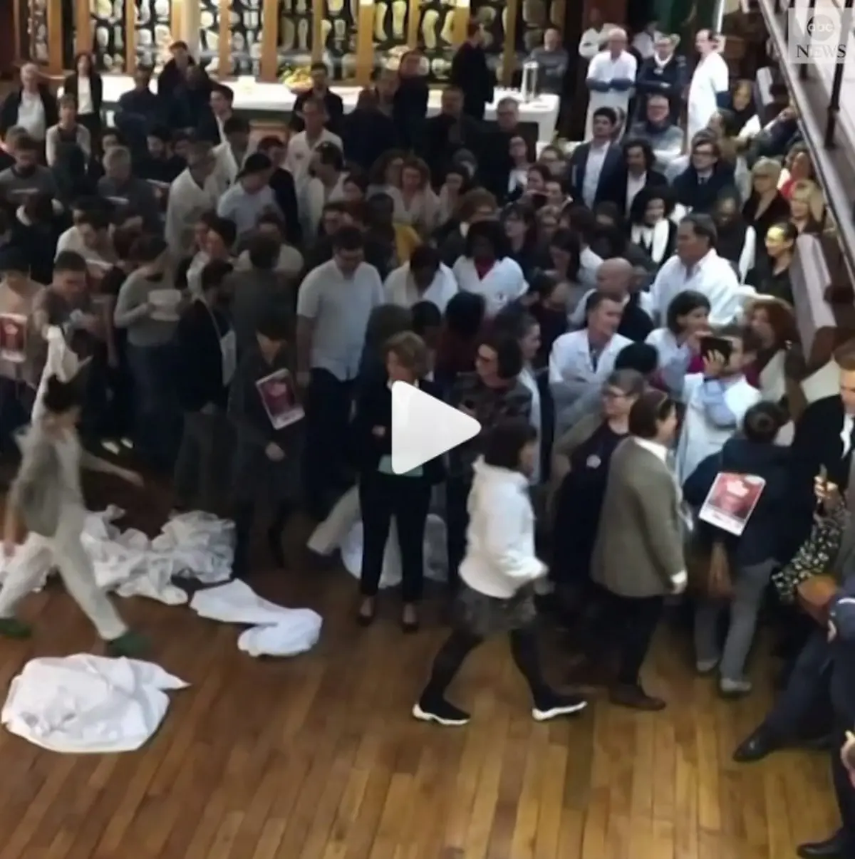 ویدئو؛ درآوردن روپوش سفید در اعتراض به وضعیت بیمارستانهای دولتی