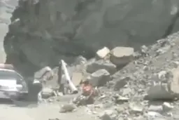 ضرب و شتم مجرم توسط پلیس در چالوس | برخورد تند پلیس با یک مجرم + ویدیو