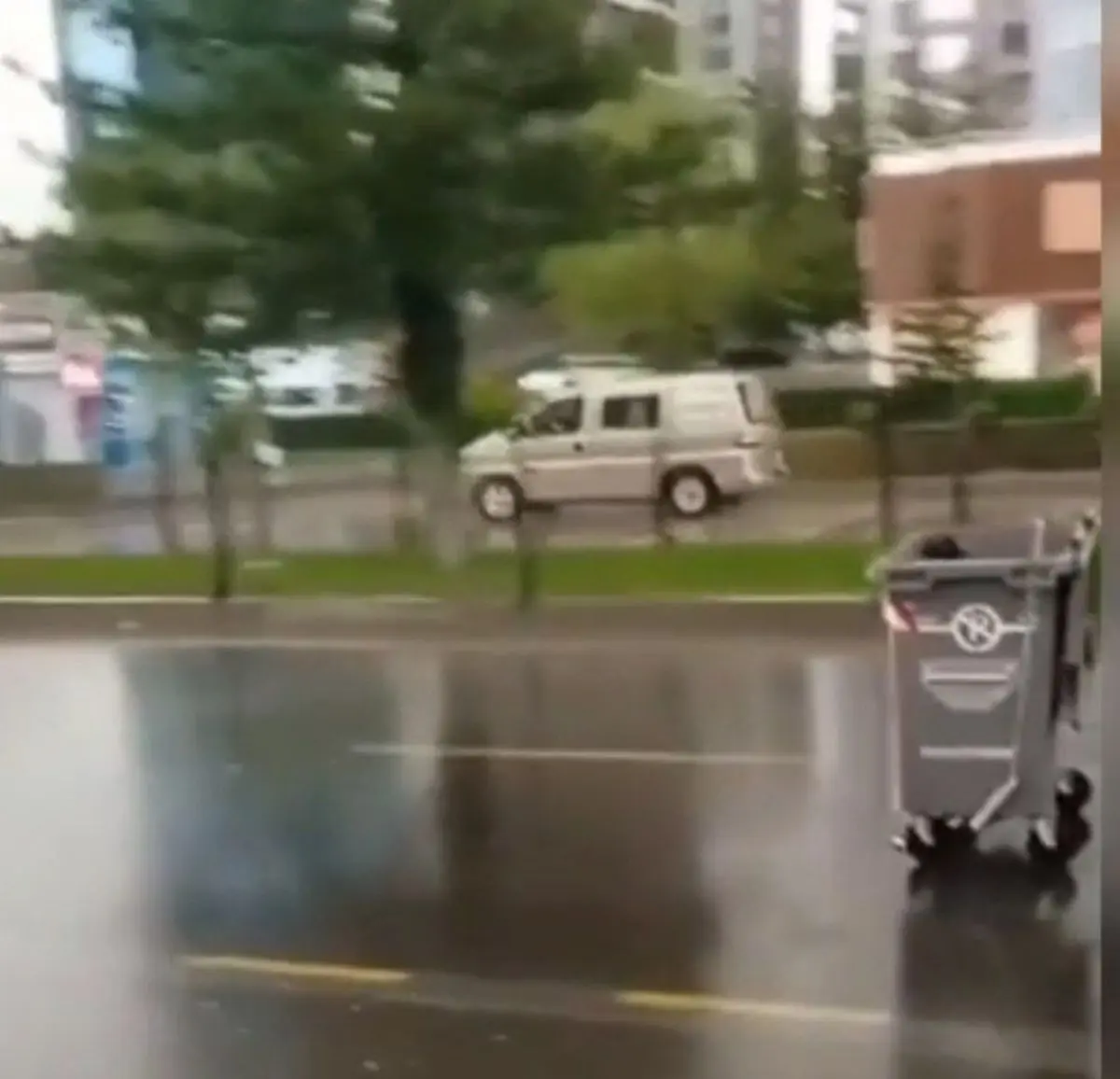 راه رفتن یک سطل زباله در خیابان‌های ترکیه جنجالی شد!+ویدئو 